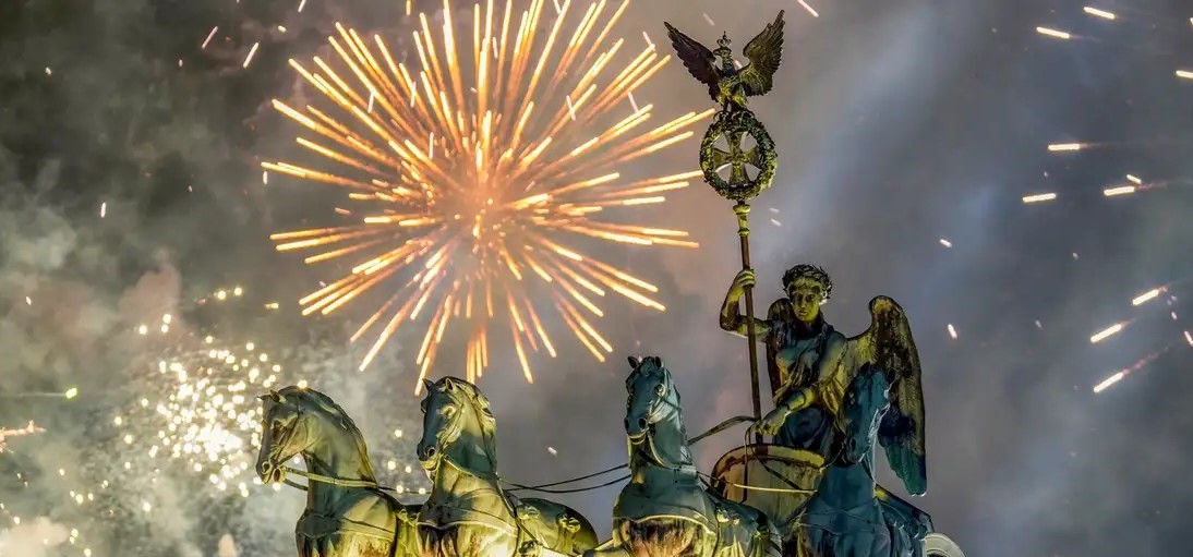 Fireworks explode over the Quadriga. Ebrahim Noroozi/AP/picture alliance